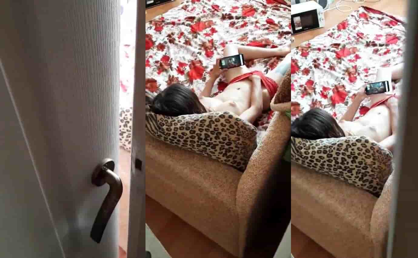 اجنبي في افلام سكس محارم يجلخ زبه و هو يراقب اخته عريانه تشاهد نيج حقيقي
