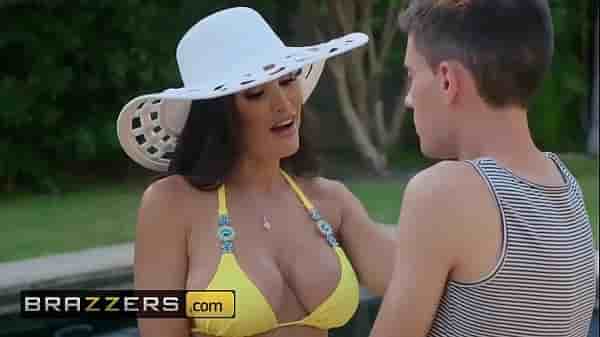 فرسة لابسة بيكيني ببزاز كبار في sex محارم تتناك من ابن صاحبتها جوا الفيلا